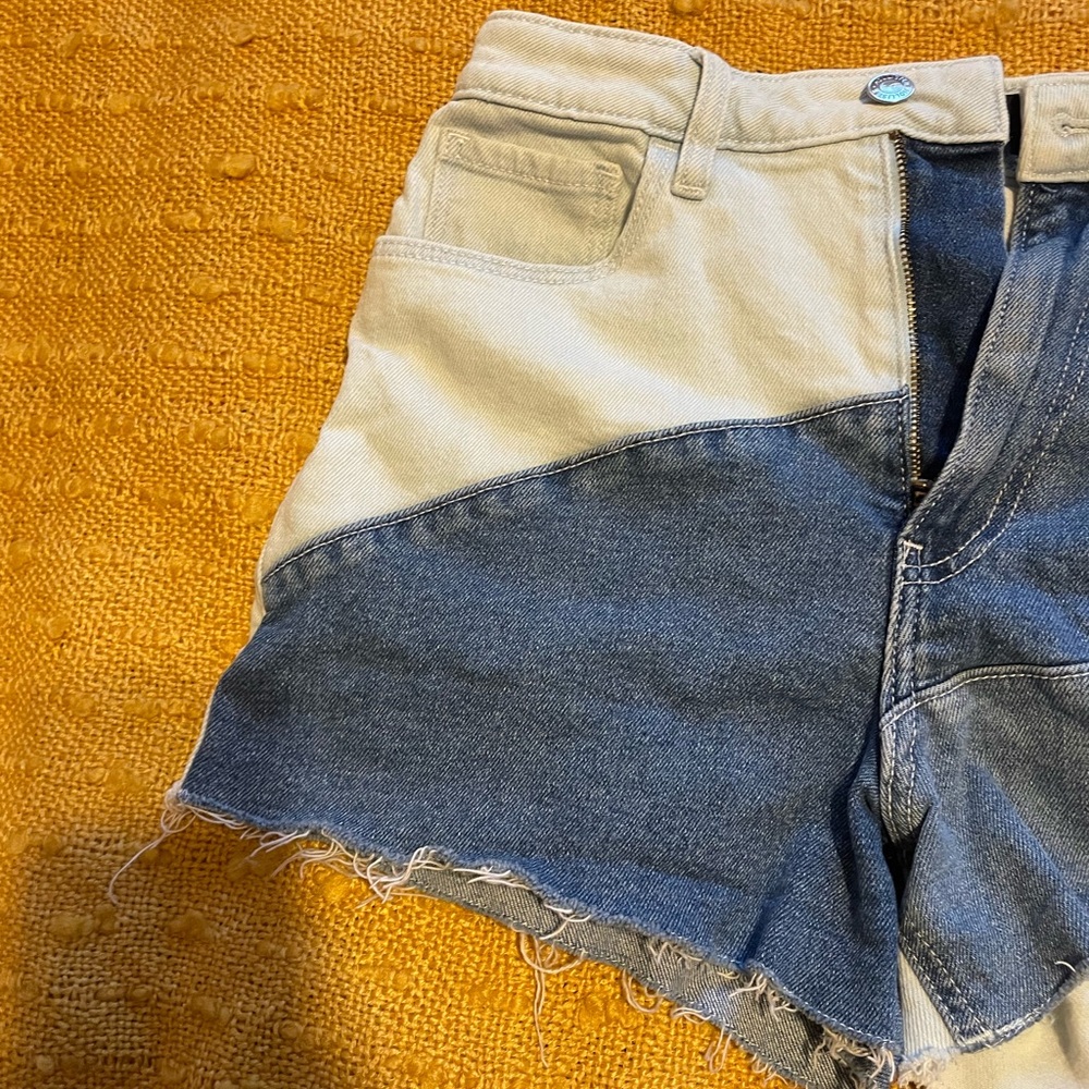 Hollister Ultra High Rise Mom Short - Picture 3 of 8
